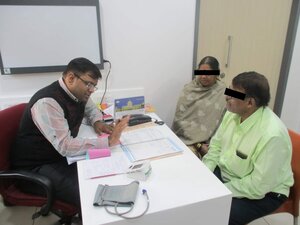 Photo : Dr. Varun Consulting Patient