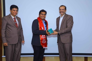 Dr. Rahul Kulkarni felicitated by President of IMA Pune Dr. Sanjay Patil - OncoWin Clinic | Aundh, Pune