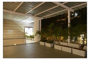 Photo : The White Arch Dental Centre