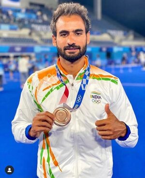 Photo : Dr. Arora successfully treats Gurjant Singh - player of the Indian Hockey team