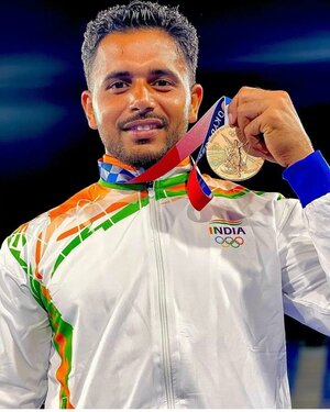 Photo : Dr. Arora successfully treats Harmanpreet Singh - Vice-Captain of Indian Hockey team