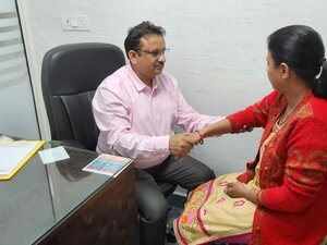 Photo : Dr. Nitin Nitin Shrivastav with patient