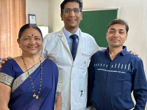 Dr. Ajay Kothari with patients - Dr. Ajay Kothari - Spine Surgeon | Shivaji Nagar, Pune