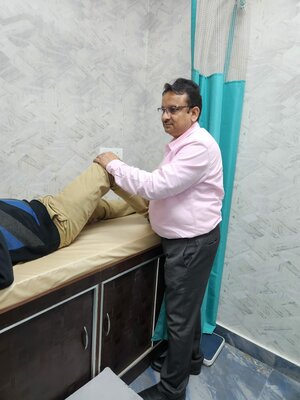 Photo : Dr. Nitin Nitin Shrivastav with patient
