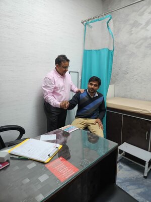 Photo : Dr. Nitin Nitin Shrivastav with patient